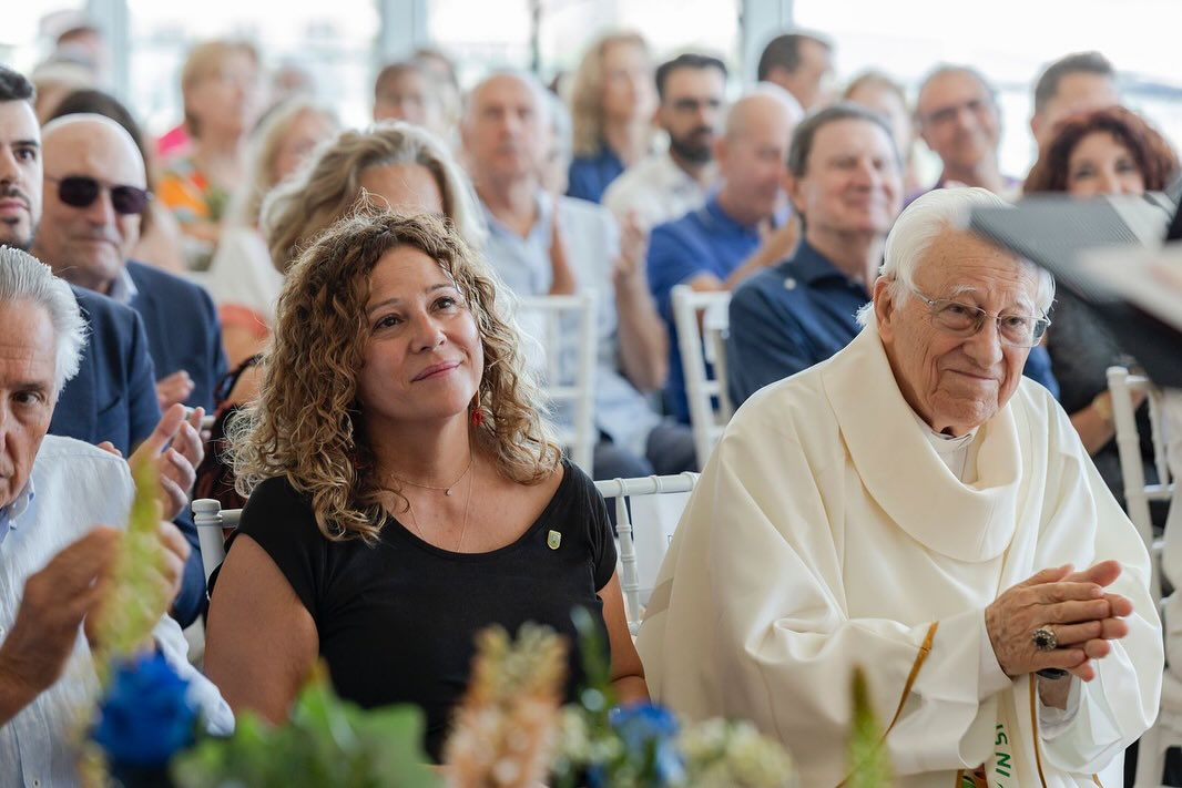 Veles e Vents acoge un emotivo homenaje a las personas mayores en el «Día de los Abuelos» organizado por Mensajeros de la Paz